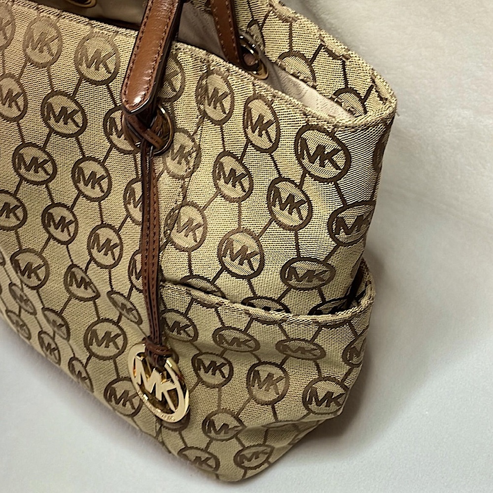✨Michael KORS Canvas Monogram Large Tote with Mocha Leather Straps✨
